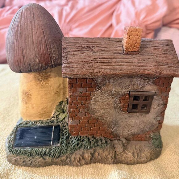 Small solar powered lighted lawn ornament - gnome house with mushroom and door - Picture 5 of 12